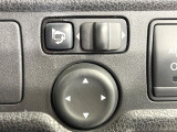 【電動格納ミラー】サイドミラーは電動格納式となっており、狭い駐車場でもキズがつくリスクを抑えられます。