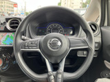 握りやすい形状で、運転操作をサポート。操作しやすい位置にスイッチ類が配置され、快適なドライビングを追求します。
