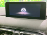 【8.8インチマツダコネクト】車内の雰囲気にマッチした大型のディスプレイ。スマホ接続でのナビ使用やBluetooth再生等、様々な機能が楽しめます。直感的なダイヤル操作が可能で、使い勝手も良好です。