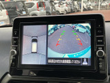 後方の映像に加えて車両周辺を俯瞰した表示も確認でき、駐車時の安全確認をサポートします。ガイド表示を目安にしながら、周囲や障害物を直接確認して慎重に駐車いただけます。