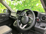 運転席からの視界は広く、運転操作もスムーズに行えます。シートの形状も工夫されており、長距離運転でも疲れにくいでしょう。