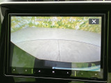 後方の様子を画面で確認でき、駐車時や車庫入れの際に周囲を把握する目安として役立ちます。画面の案内に加えて、目視でも車両周辺をご確認いただけます。