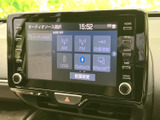 AM・FMやUSB、Bluetoothなど複数の音源を画面上で選択できます。交通情報の項目も表示され、日常の移動に合わせて使いやすいオーディオ環境を整えられます。