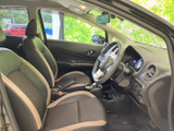 前席は視界が広く、運転席まわりまで見渡しやすい空間です。落ち着いた色合いのシートに明るいアクセントが添えられ、乗り降りの際も心地よくお過ごしいただけます。