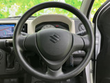 握りやすい形状で、運転席からメーターやナビ画面も視界に収めやすい配置です。毎日の運転で手に触れる部分がシンプルにまとまり、落ち着いてハンドル操作に集中できます。