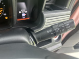 レバーには方向指示やライト類の表示があり、運転席から目に入りやすい配置です。手元で必要な操作を確認しやすく、日常の運転をスムーズにサポートします。