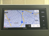 鮮明な画面で、目的地までスムーズに導いてくれます。ドライブ前のルート確認や、長距離移動にも安心してお使いいただけます。