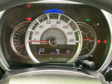 視認性の高いメーターで、速度やエンジン回転数を一目で確認できます。運転に必要な情報を的確に把握できます。
