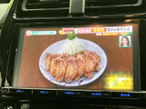 テレビ映像を表示できる画面を備えています。停車中の休憩時間などに番組を視聴でき、車内で過ごすひとときを楽しめます。操作項目も画面下にまとまり、使いやすさに配慮されています。