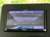 後方の様子をモニターで確認でき、駐車時や車庫入れの際に周囲を把握する手助けになります。ガイド線も表示されるため、目視での安全確認とあわせて、後退時の位置合わせに活用できます。