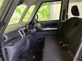 シンプルで機能的な内装。運転に必要な情報を一目で確認できます。快適なドライブをサポートする空間です。