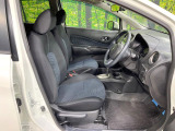 運転席まわりには十分なスペースがあり、大柄な方でもゆったり運転していただける環境です。