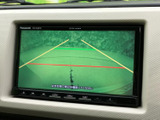 後方確認をサポートするモニター画面。駐車時や狭い道での運転に役立ち、安全性を高めます。