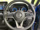 手元に複数のスイッチが配置され、運転姿勢を保ちながら各種機能を操作しやすい仕様です。メーターやナビ画面も視線の先にまとまり、運転中の確認や操作をサポートします。