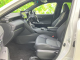 前席は視界が広く、座ったまま車内を見渡しやすい運転席まわりです。シートには落ち着いた色合いが広がり、助手席の方にもゆったりお過ごしいただける空間です。