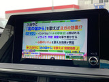 停車中にテレビ番組を視聴でき、待ち時間も車内で過ごしやすくなります。画面に番組情報が表示され、映像を見ながらひと息つきたいときにも便利に活用いただける装備です。