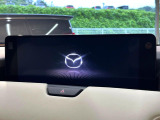【12.3インチマツダコネクト】車内の雰囲気にマッチした大型ディスプレイ。スマホ接続でのナビ使用やBluetooth再生等、様々な機能が楽しめます。直感的なダイヤル操作が可能で、使い勝手も良好です。