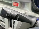 各表示がレバーにまとめられ、運転席から確認しやすい配置です。前方の視界に気を配りながら操作を行いやすく、雨天時など天候が変わる場面でも日々の運転をサポートします。