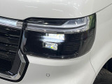 【LEDヘッドライト】悪天候や夜間走行時も良好な視界を確保し安心して運転できる高輝度LEDヘッドライトを装備!点灯速度が早く、消費電力も抑えられています。