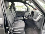 運転席と助手席は落ち着いた色合いでまとめられ、座面の模様がほどよいアクセント。前方を見渡しやすい視界とすっきりした足元で、毎日の移動も心地よく過ごせます。