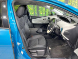 運転席まわりには十分なスペースがあり、大柄な方でもゆったり運転していただける環境です。