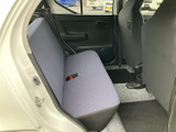後席は座面と背もたれにゆとりを感じられる形状で、同乗者が落ち着いて過ごせる空間です。ドア内側や足元もすっきりまとまり、乗り降り後もくつろぎやすい雰囲気があります。