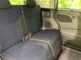 後席は左右に並ぶシートで、同乗者がそれぞれ腰掛けやすい空間です。窓から光が入り、ドアまわりも落ち着いた色調でまとめられており、ゆったり過ごせます。