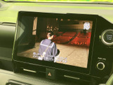 画面で映像コンテンツを楽しめる仕様で、停車中の休憩時間をより充実させてくれます。大きく表示される映像と字幕で内容を確認しやすく、車内で過ごすひとときにも便利です。停車時にお楽しみいただける装備です。