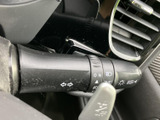 レバーには表示があり、周辺のスイッチ類も見分けやすい配置です。運転席から手を伸ばしやすい位置にまとまっているため、走行中も必要な操作を迷いにくく、日常使いに便利です。