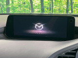 【10.25インチマツダコネクト】車内の雰囲気にマッチした大型ディスプレイ。スマホ接続でのナビ使用やBluetooth再生等、様々な機能が楽しめます。直感的なダイヤル操作が可能で、使い勝手も良好です。