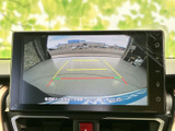 後方の様子を画面で確認でき、駐車や車庫入れの際に周囲を把握する助けになります。画面には進行方向の目安も表示され、切り返し時の確認にも便利です。