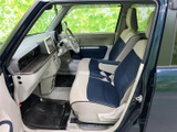 運転席からの視界は広く、周囲の状況を把握しやすいです。操作系の配置も考え抜かれており、安全運転をサポートします。