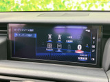 ラジオやディスク、USB、Bluetoothなど複数の音源が画面に並び、使いたい項目を確認しやすい表示です。移動中の音楽再生など、日常の車内時間に活用できます。