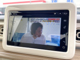 停車中には、お気に入りの番組や映像を楽しめます。休憩時間や待ち時間に、リラックスできる空間を提供します。快適な移動時間を過ごせます。