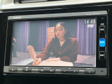 テレビ番組を画面に表示でき、停車中の待ち時間にも映像を楽しめます。画面と操作ボタンが一体となった配置で、停車してから視聴を始める際も扱いやすい印象です。
