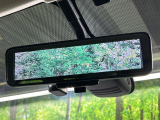 【インテリジェントルームミラー】後席の大きな荷物や同乗者で後方が確認しづらい時でも安心!カメラが撮影した車両後方の映像をルームミラー内に表示。クリアな視界で状況の確認が可能です!