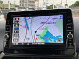 地図と現在地が画面に表示され、周辺の道路や施設を確認しながら目的地までの移動をサポートします。地図情報をひと目で把握しやすく、初めての場所へ向かう際にも心強い装備です。