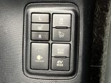 シートヒーターやエコモードなどのスイッチが並び、用途に応じた装備を手元で選べます。表示がそれぞれ分かれているため、操作したい項目を把握しやすいです。