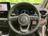 手元に各種スイッチがまとまり、運転姿勢を保ちながら必要な操作にアクセスしやすい配置です。メーターとの位置関係も自然で、視線を大きく動かさず確認できます。