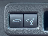 【パワーバックドア】スマートキーや運転席のボタンを押すだけでリアゲートが自動で開閉します!荷物を持っている時や、高い位置にあるバックドアを閉める際に便利な機能です♪
