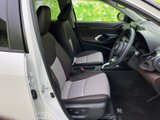 明るい色合いを組み合わせたシートが、落ち着いた車内にほどよいアクセントを添えます。前席は足元にもゆとりを感じられ、運転席と助手席それぞれでくつろげる空間です。
