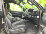 運転席と助手席には身体を支える形状のシートを採用し、赤いアクセントが室内のポイントに。前方の視界も広く、乗り降りしやすい開口部から室内を確認できます。