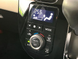 【オートエアコン】一度お好みの温度に設定すれば、車内の温度を検知し風量や温度を自動で調整。暑い&hellip;寒い&hellip;と何度もスイッチ操作をする必要はありません。快適な車内空間には必須の機能ですね♪