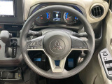 インテリアに合わせたデザインのステアリングは、運転される方のことも考え、運転しやすい形状、大きさです。是非一度、実際に触ってお確かめください。