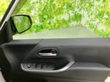 ドア側にはウインドウ操作用のスイッチやミラー調整部がまとまり、運転席から手を伸ばしやすい配置です。ドアポケットも備わり、小物を置く場所として日常使いに便利。乗り降りの際にも扱いやすい室内まわりです。