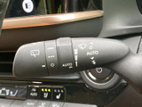 雨天時でもクリアな視界を確保。操作しやすいワイパーレバーで、快適な運転をサポートします。運転に集中できる環境をご提供します。