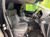 運転席まわりには十分なスペースがあり、大柄な方でもゆったり運転していただける環境です。