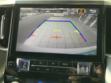 後方の状況を安全に確認できるバックモニター。狭い場所での駐車や車庫入れも安心です。運転をサポートする頼もしい機能です。