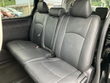 2列目は3名分の座席が並び、それぞれにヘッドレストを備えています。シート幅にゆとりがあり、家族や友人との移動でも同乗者がくつろいで過ごせる空間です。