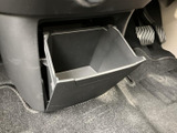運転席足元には引き出し式の収納スペースが設けられています。開けた状態で中を確認しやすく、車内で使う小物を整理する際に便利です。運転席から手の届きやすい位置も魅力です。